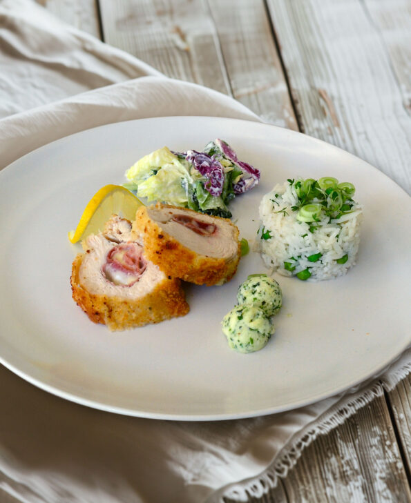 Hähnchen-Cordon bleu mit Erbsenreis, Kräuterbutter und Salat