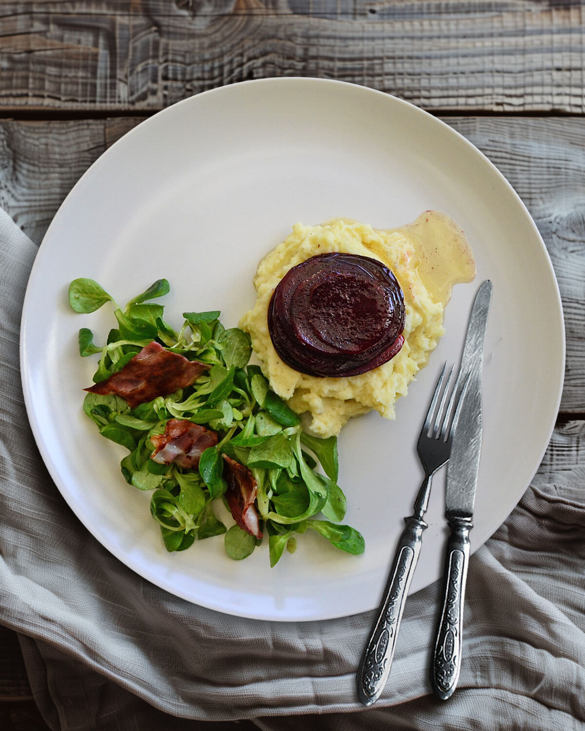 Rote Bete mit Kartoffelstampf und Feldsalat