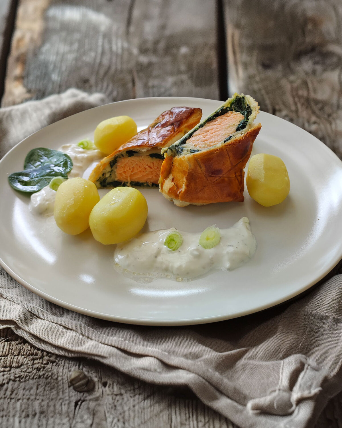 Lachs im Blätterteig mit Knoblauchrahm und Kartoffeln