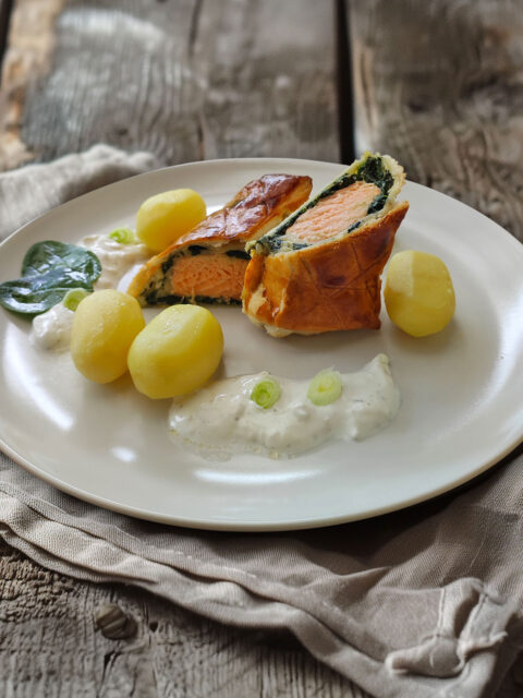 Lachs im Blätterteig mit Knoblauchrahm und Kartoffeln