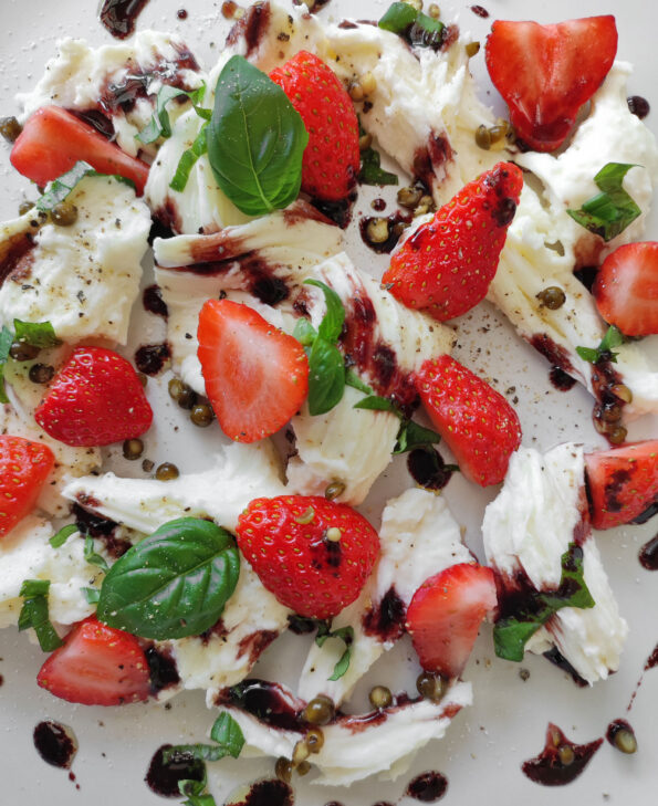 Mozzarella mit Erdbeeren und grünem Pfeffer