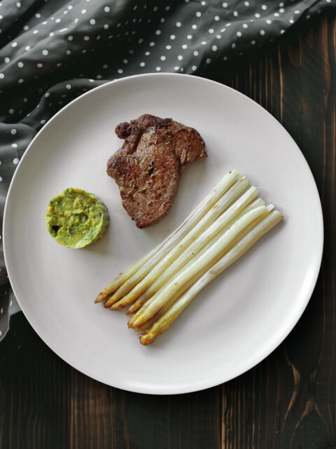 Steak mit Spargel und Guacamole