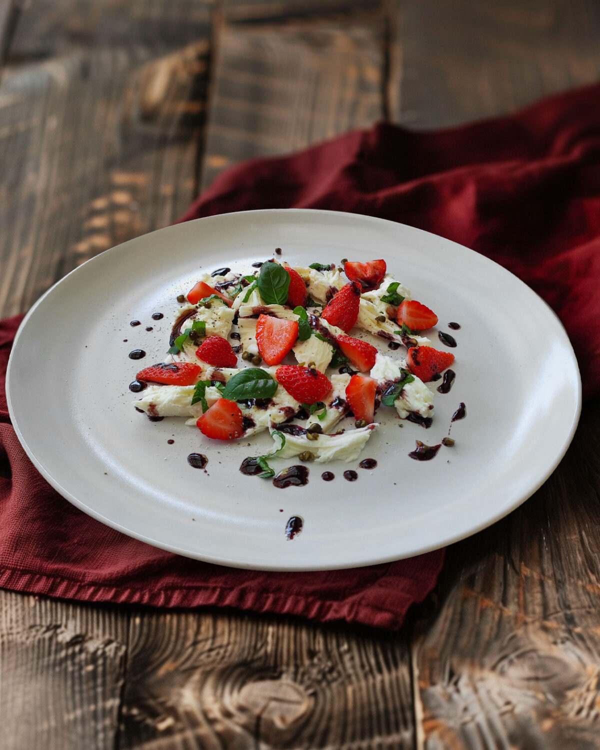 Mozzarella mit Erdbeeren und grünem Pfeffer