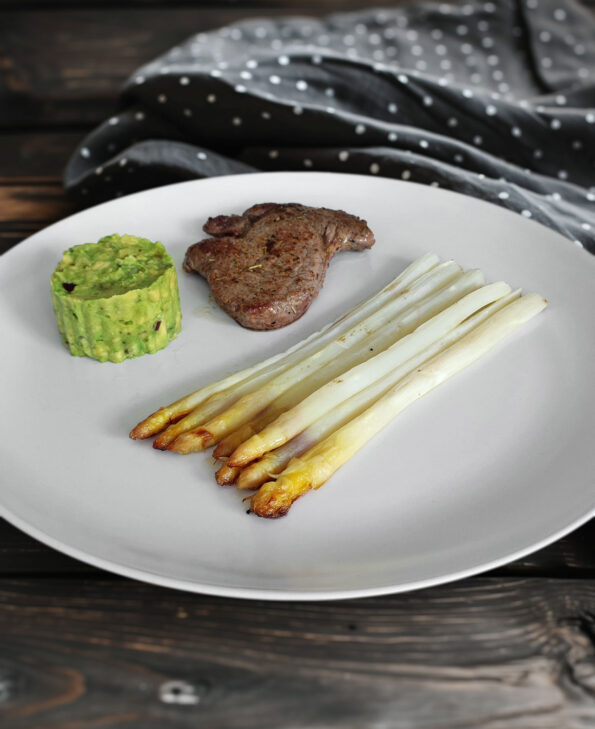 Steak mit Spargel und Guacamole