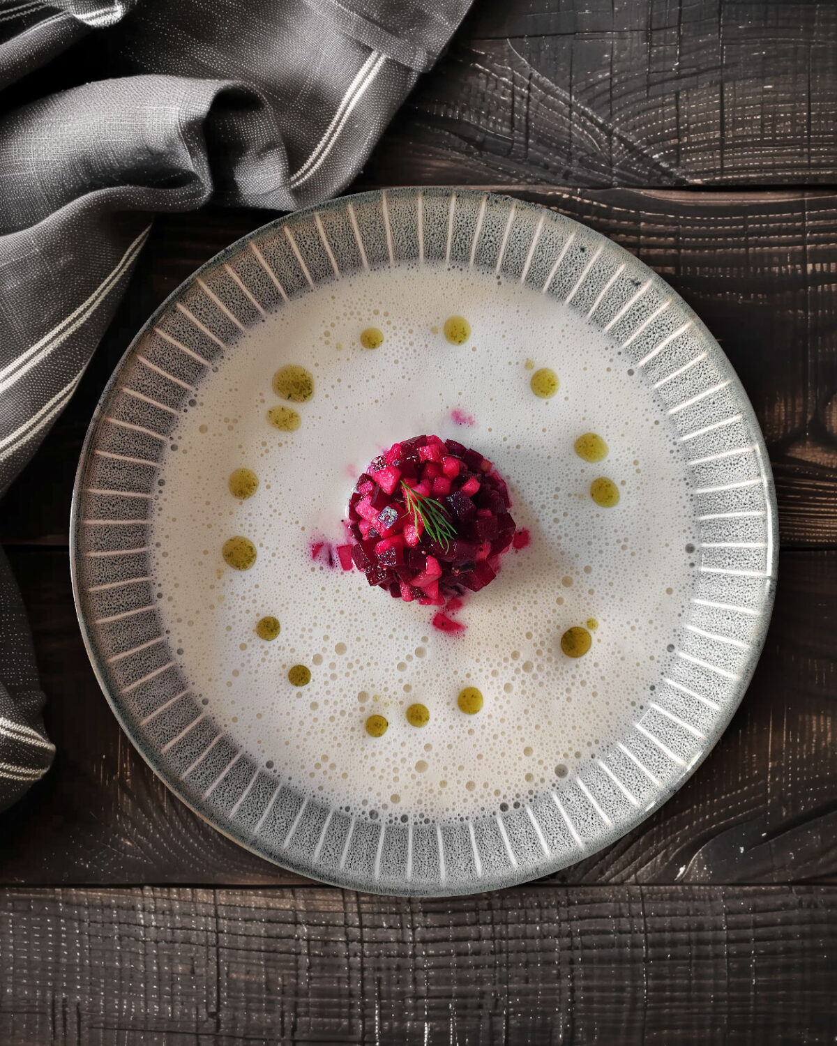Spargelcremesuppe mit Rote-Bete-Tatar