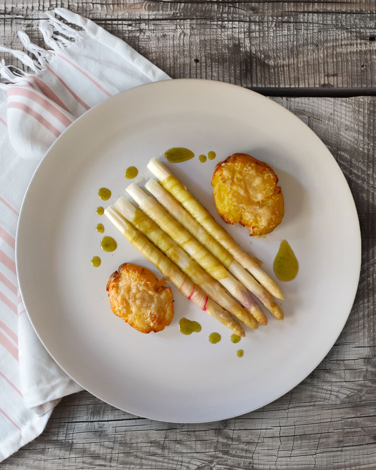 Spargel im Rhabarbermantel mit smashed Parmesan-Potatoes und Basilikumöl