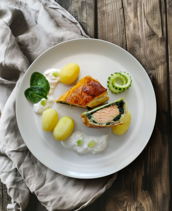 Lachs im Blätterteig mit Knoblauchrahm und Kartoffeln