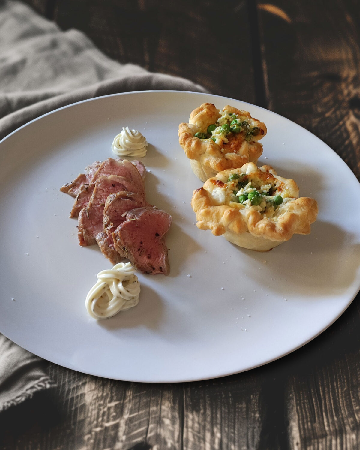 Knuspertartes mit Erbsen und Schweinefilet