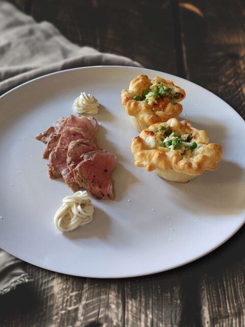 Knuspertartes mit Erbsen und Schweinefilet