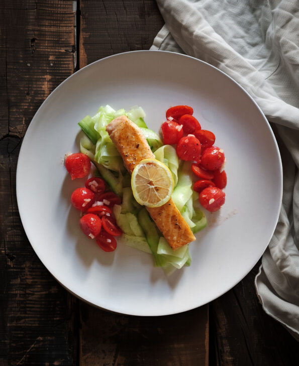 Lachs auf Gurkentagliatelle mit Tomaten-Melonen-Salat