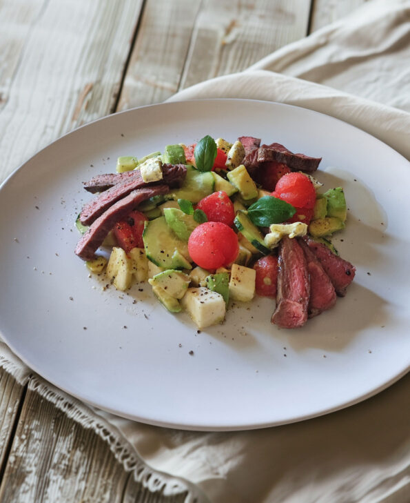 Bunter Sommersalat mit Steakstreifen