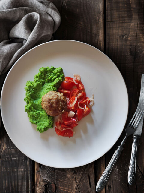 Bifteki auf Estragon-Erbsenstampf mit Tomatensalat