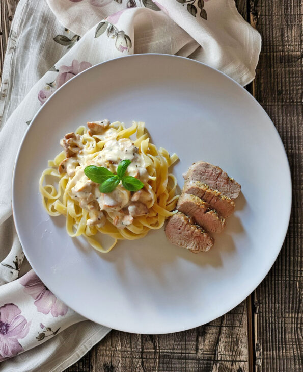 Tagliatelle mit Pfifferlingen in Parmesansauce und Schweinefilet