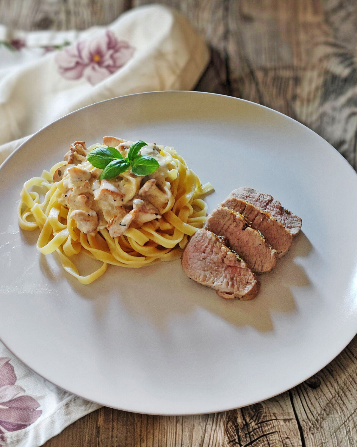 Tagliatelle mit Pfifferlingen in Parmesansauce und Schweinefilet