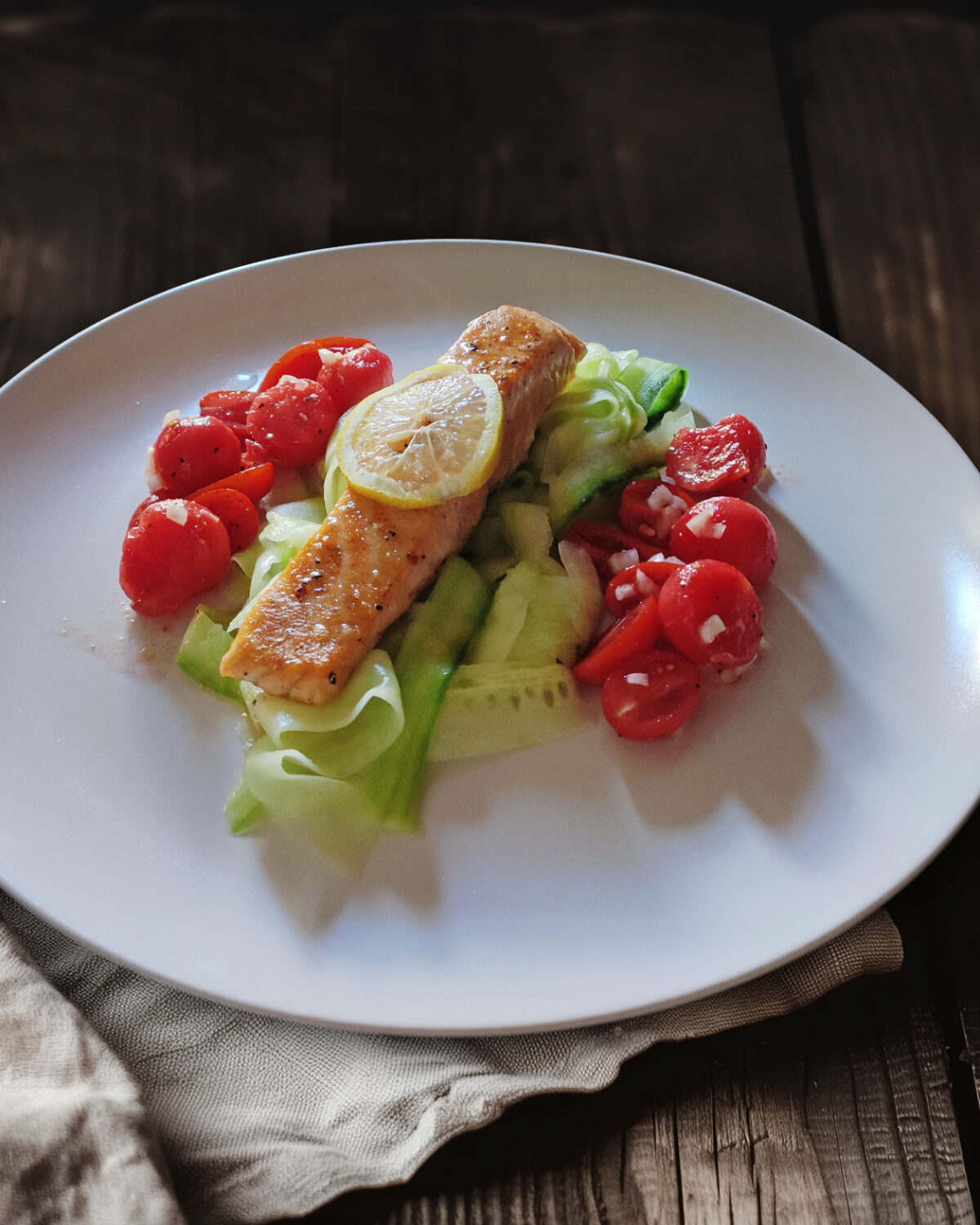 Lachs auf Gurkentagliatelle mit Tomaten-Melonen-Salat