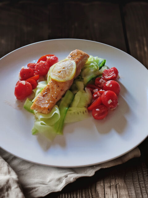 Lachs auf Gurkentagliatelle mit Tomaten-Melonen-Salat