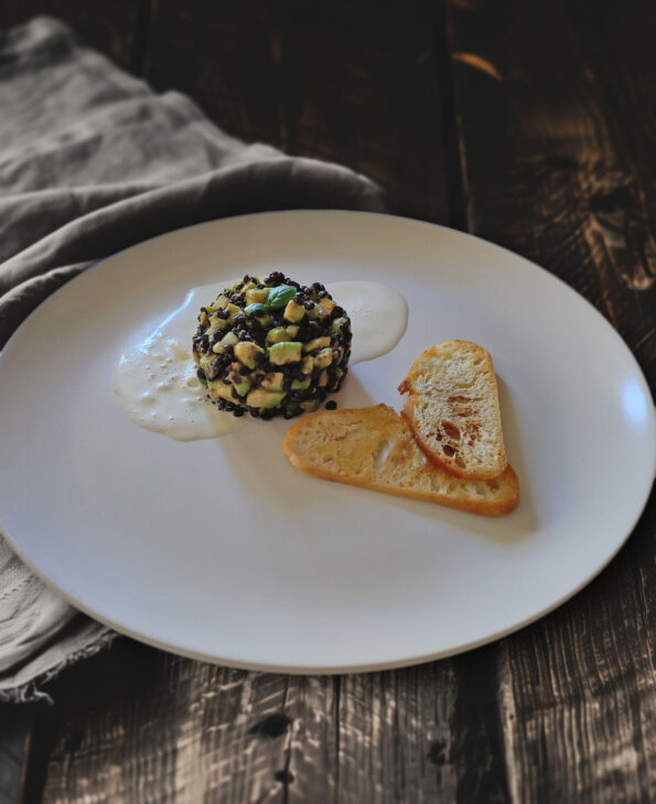 Linsen-Avocado-Sellerie Salat mit Brotchips