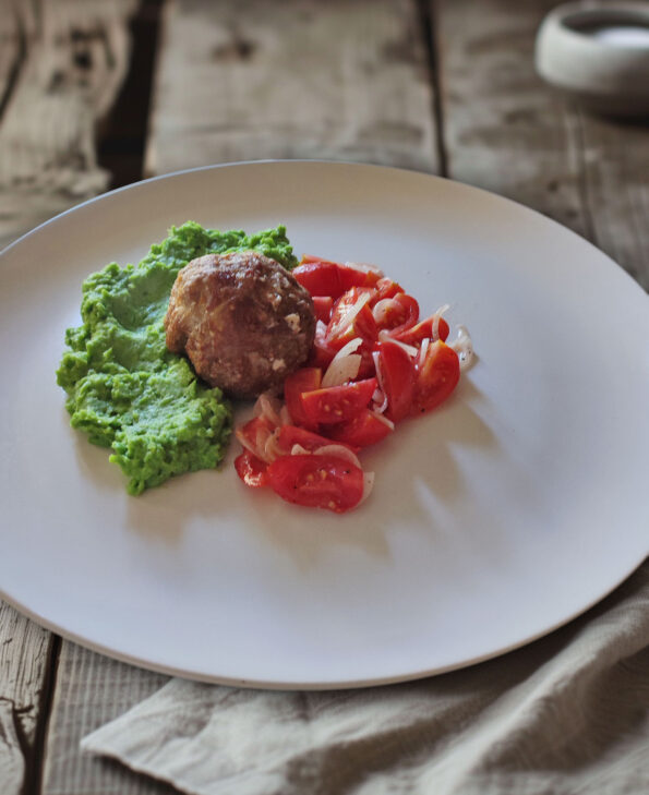 Bifteki auf Estragon-Erbsenstampf mit Tomatensalat