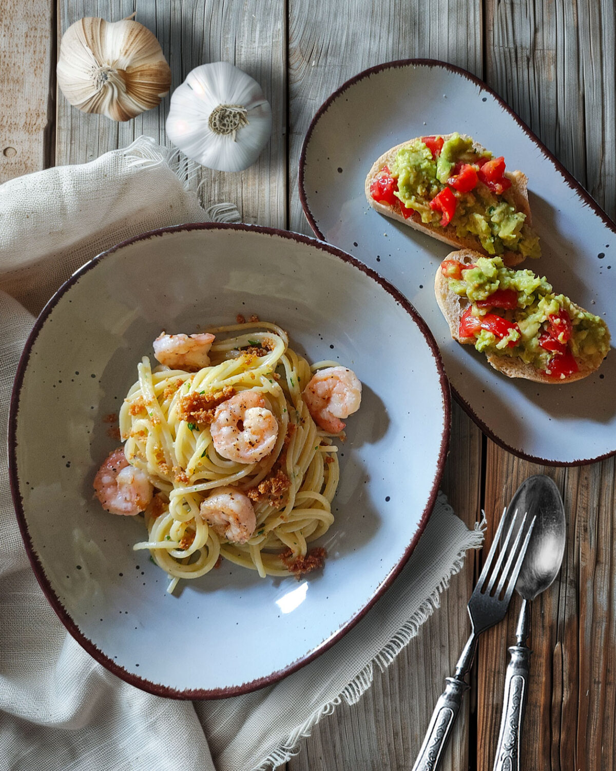 Spaghetti alla Carrettiera mit Garnelen und Guacamole-Bruschetta