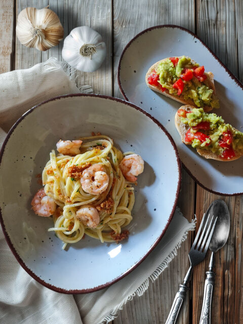 Spaghetti alla Carrettiera mit Garnelen und Guacamole-Bruschetta