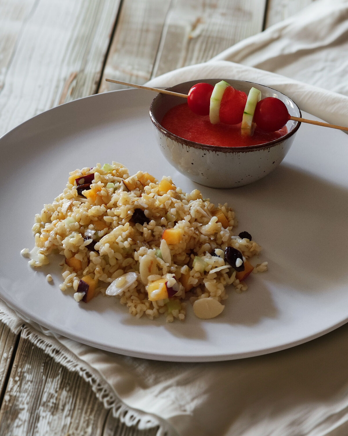 Gazpacho mit Melone zu Bulgur-Pfirsich-Salat