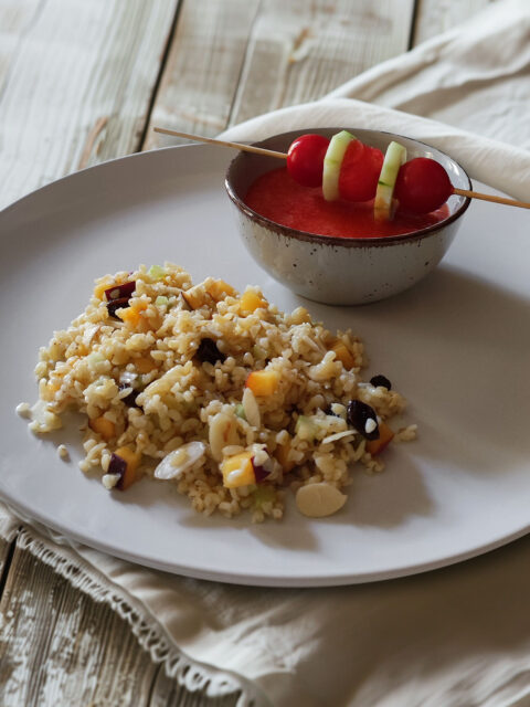 Gazpacho mit Melone zu Bulgur-Pfirsich-Salat