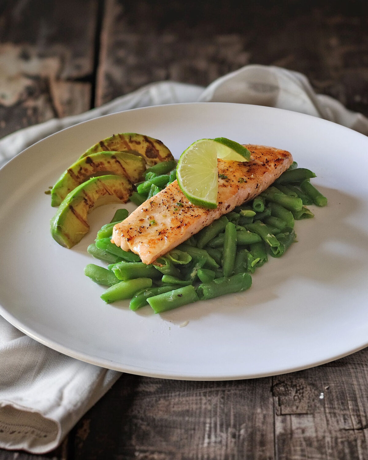 Lachs auf grünen Bohnen mit gegrillten Avocadospalten