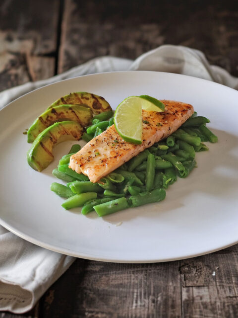 Lachs auf grünen Bohnen mit gegrillten Avocadospalten