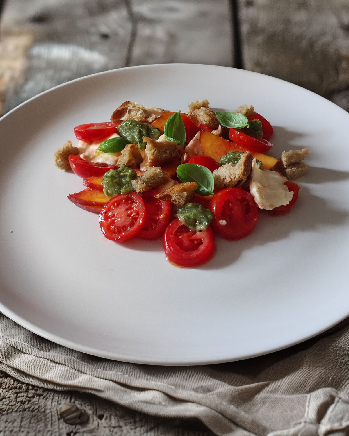 Pfirsich Tomaten Mozzarella Salat mit Pesto und Croûtons