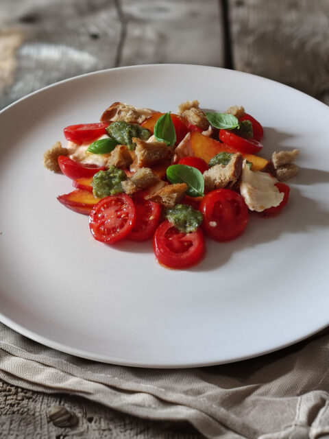 Pfirsich Tomaten Mozzarella Salat mit Pesto und Croûtons