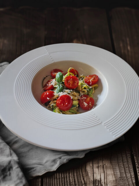 Zoodles mit Tomaten