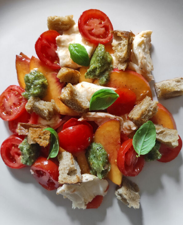 Pfirsich Tomaten Mozzarella Salat mit Pesto und Croûtons