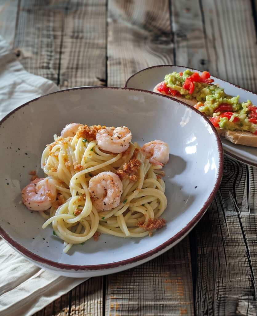 Spaghetti alla Carrettiera mit Garnelen und Guacamole-Bruschetta