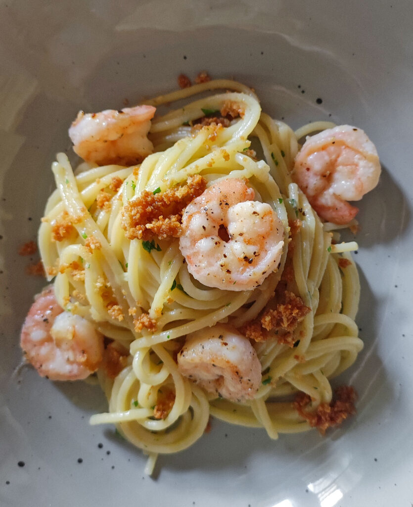 Spaghetti alla Carrettiera mit Garnelen und Guacamole-Bruschetta