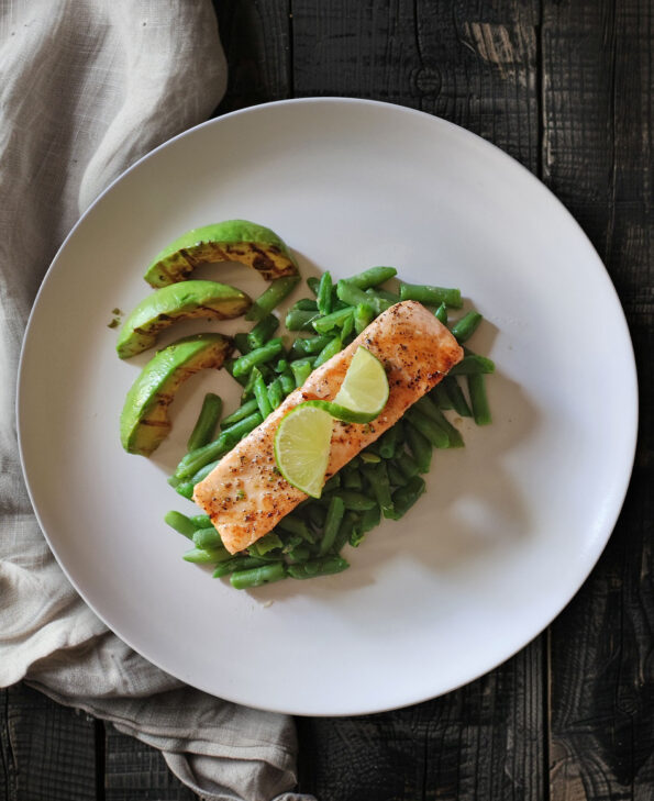 Lachs auf grünen Bohnen mit gegrillten Avocadospalten