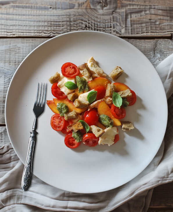 Pfirsich Tomaten Mozzarella Salat mit Pesto und Croûtons