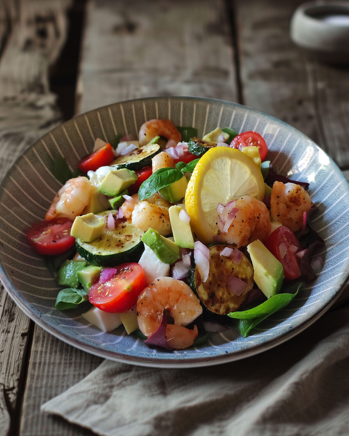 Sommersalat mt Garnelen und gebratenen Zucchini