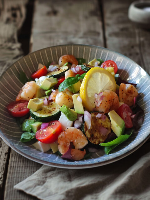 Sommersalat mt Garnelen und gebratenen Zucchini