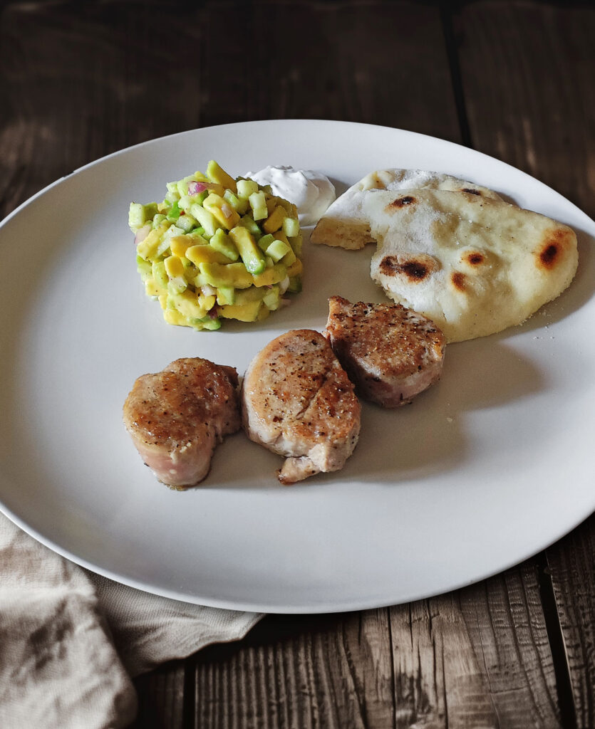 Schweinefilet mit Avocado-Apfel-Tatar und Pfannenbrot