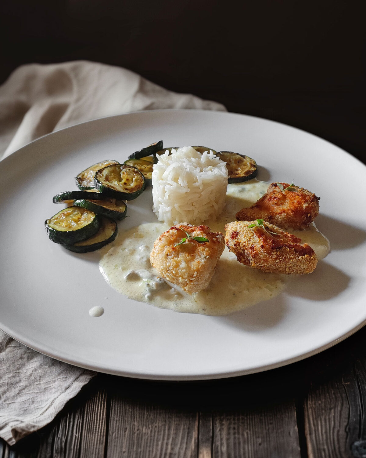 Chickennuggets mit Zucchini, Reis und Gorgonzalasoße