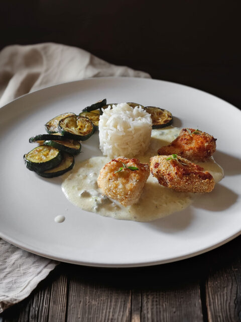 Chickennuggets mit Zucchini, Reis und Gorgonzalasoße