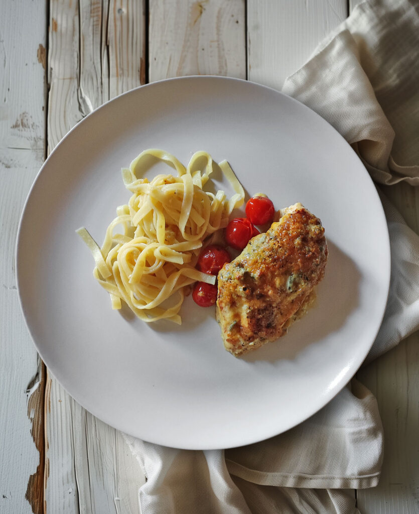 Gorgonzola-Hähnchen mit Ofentomaten und Bandnudeln