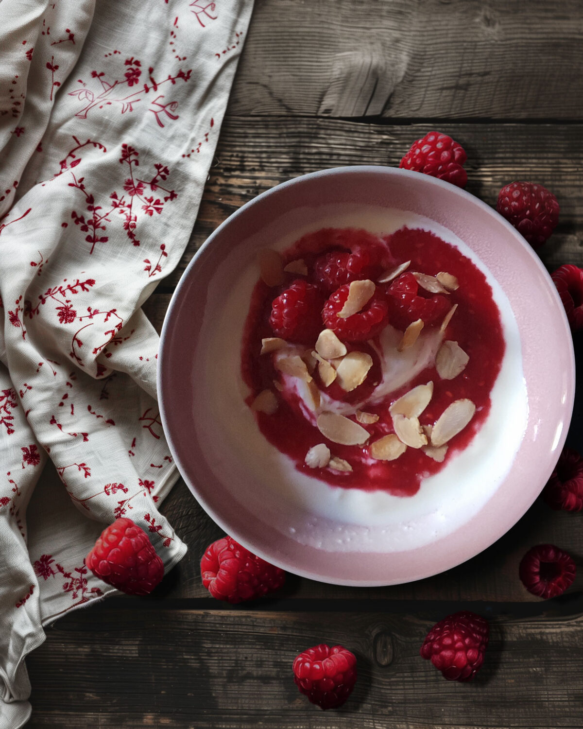 Griechischer Joghurt mit frischen Himbeeren