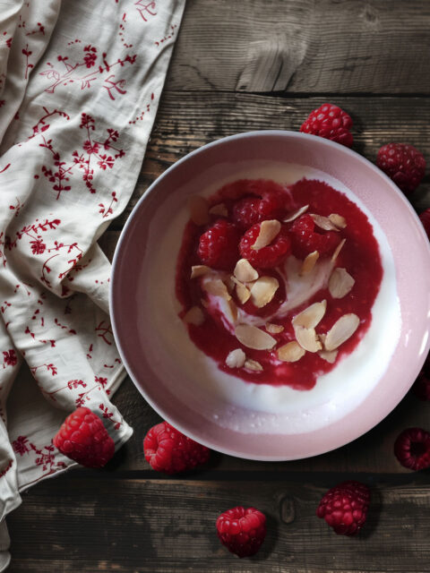 Griechischer Joghurt mit frischen Himbeeren