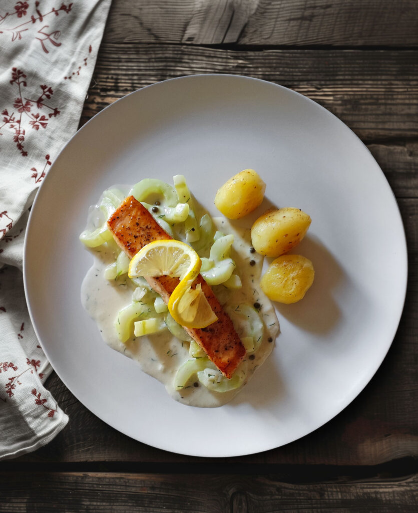 Lachs auf Schmorgurken mit grünem Pfeffer