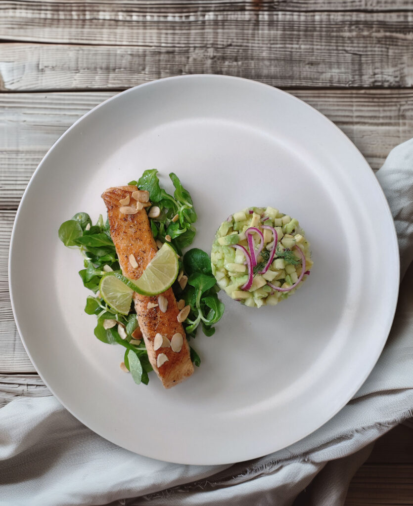 Lachs auf Feldsalat mit Avocado-Apfel-Tatar