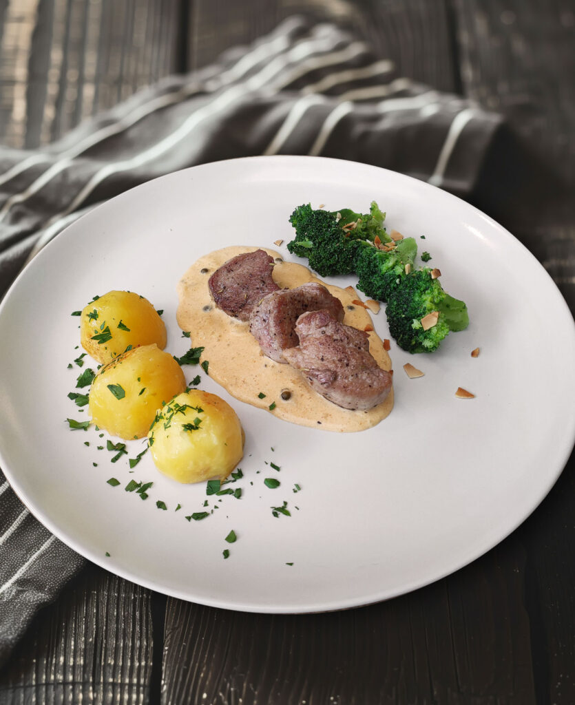 Schweinemedaillions mit Whiskey-Pfeffer-Sauce, Brokkoli und Kartoffeln