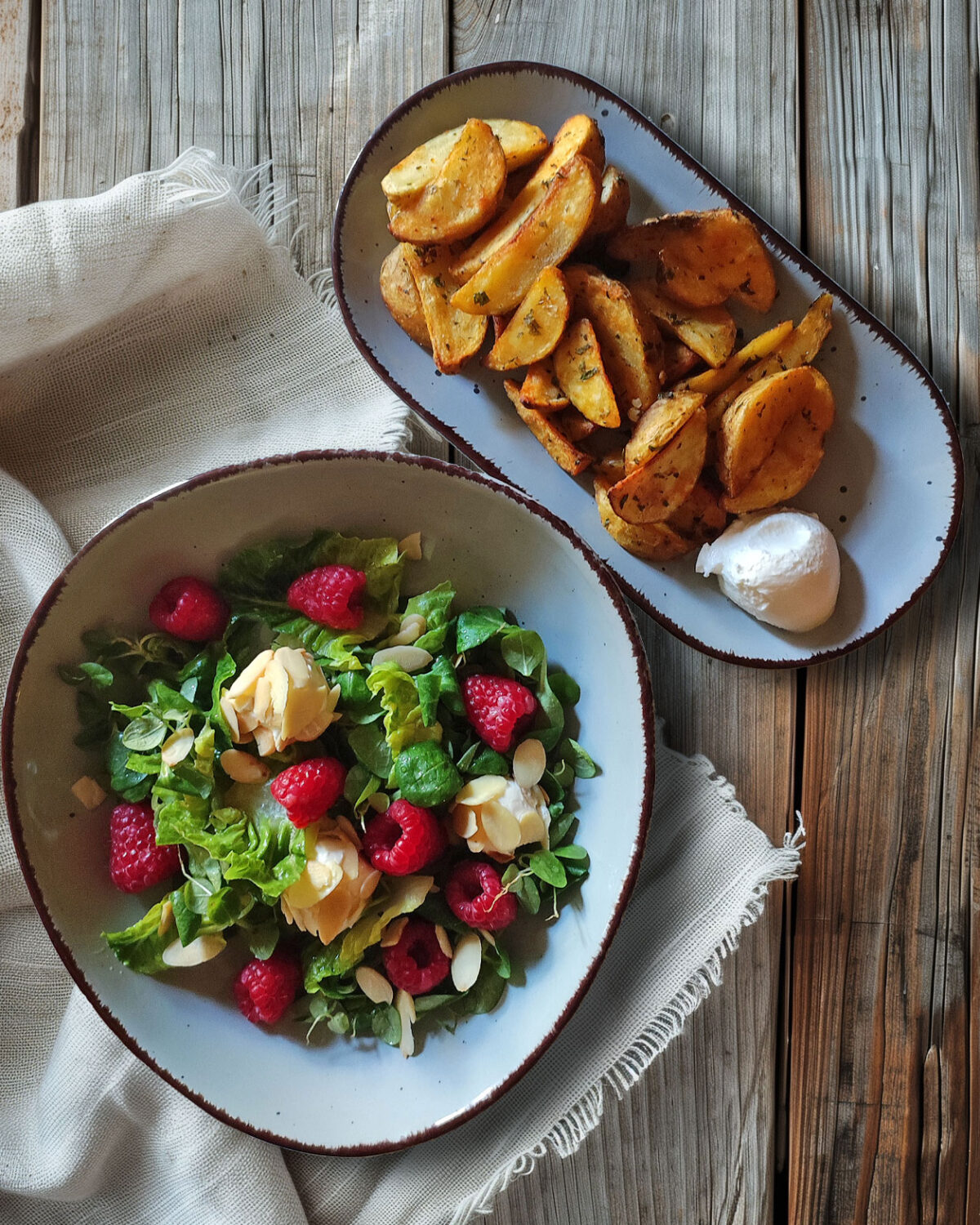 Salat mit Frischkäse und Himbeeren zu Zitronenkartoffeln