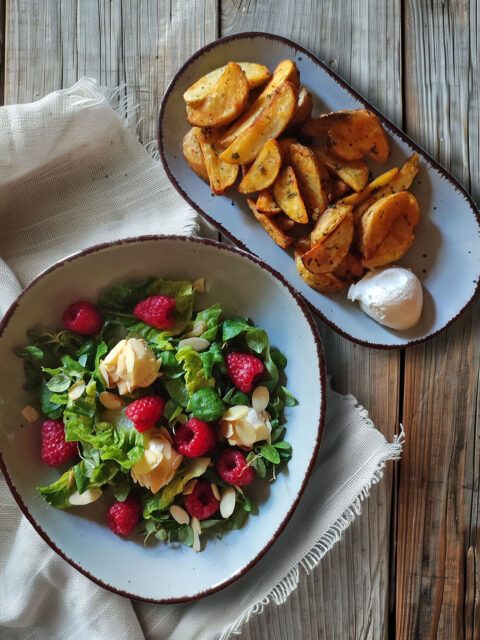 Salat mit Frischkäse und Himbeeren zu Zitronenkartoffeln