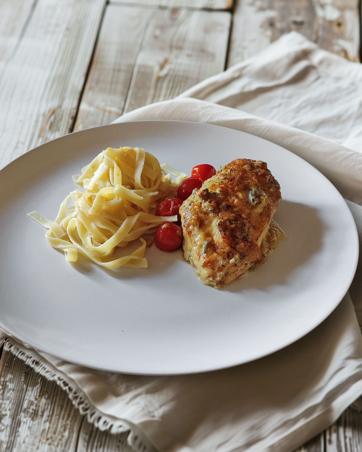 Gorgonzola-Hähnchen mit Ofentomaten und Bandnudeln